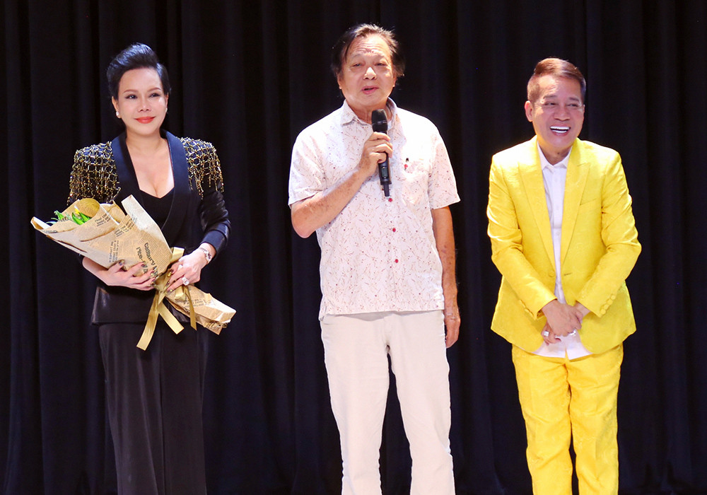 Nghệ sĩ Minh Nhí, Việt Hương xúc động khóc trong ngày khai trương sân khấu mới - Ảnh 4